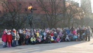 Turyści z Lubania, Smok i przewodnik po Krakowie ;) Grupa z przewodnikiem